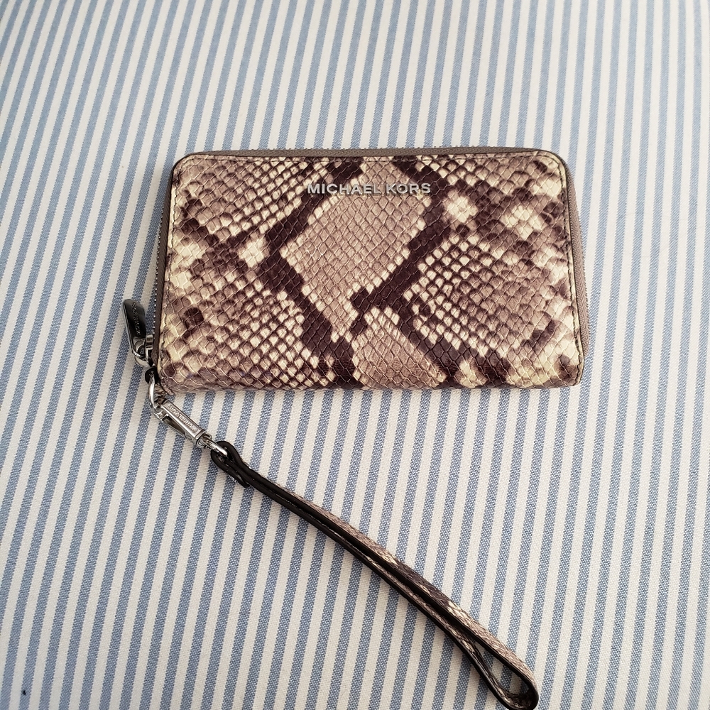 Michael Kors Tech Wallet